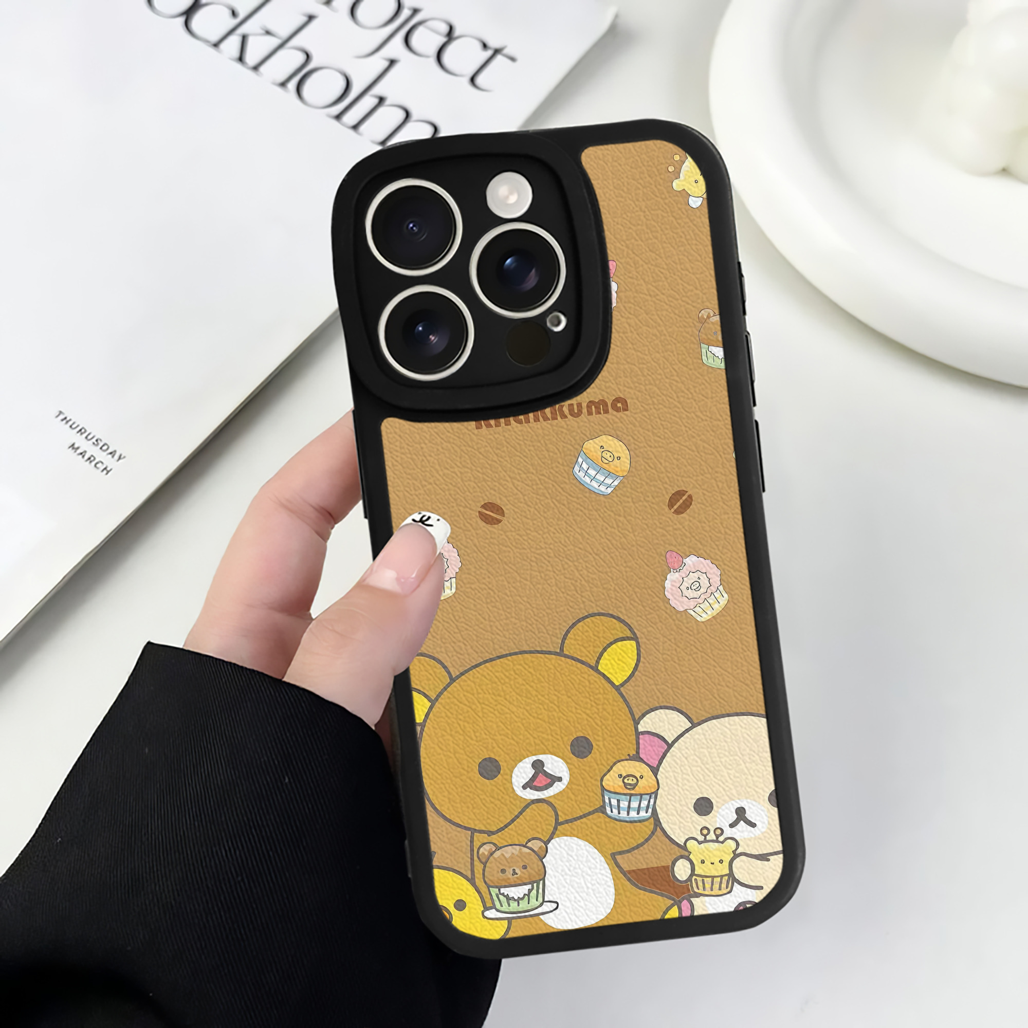 （画像用） リラックマ リラックマ キイロイトリ Rilakkuma Korilakkuma Kiiroitori 【iPhone 16シリーズ対応】シリコンスマホケース（レザー調） 材質：シリコン
